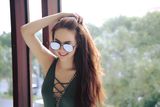 Tại sao nên đeo kính râm khi du lịch